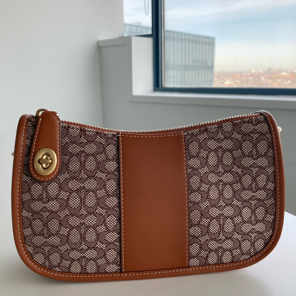 Coach Swinger (micro signature jacquard)